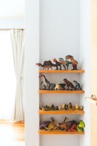 子供部屋もすっきり！　恐竜のおもちゃが楽しく並ぶ造作棚